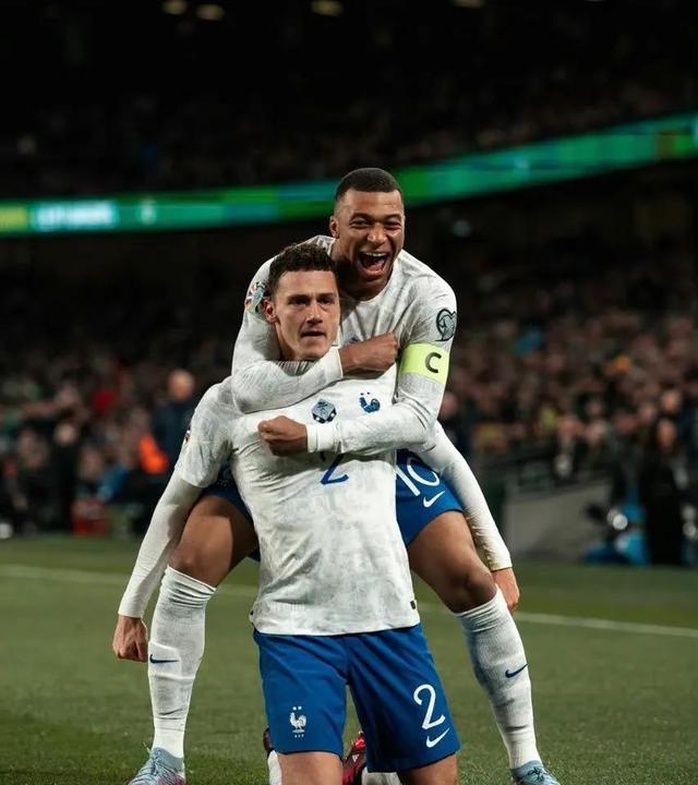 法国羽毛球队爆冷丹麦羽毛球队，辛杜完成帽子戏法