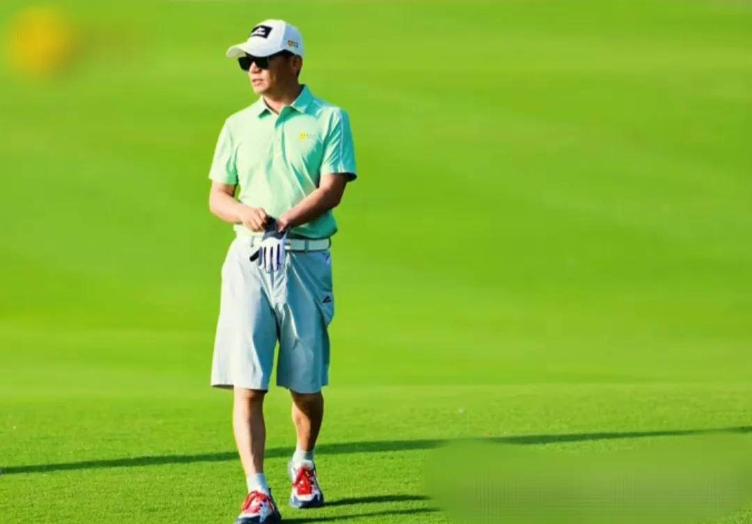 高尔夫明星选手受伤退赛，引发热议