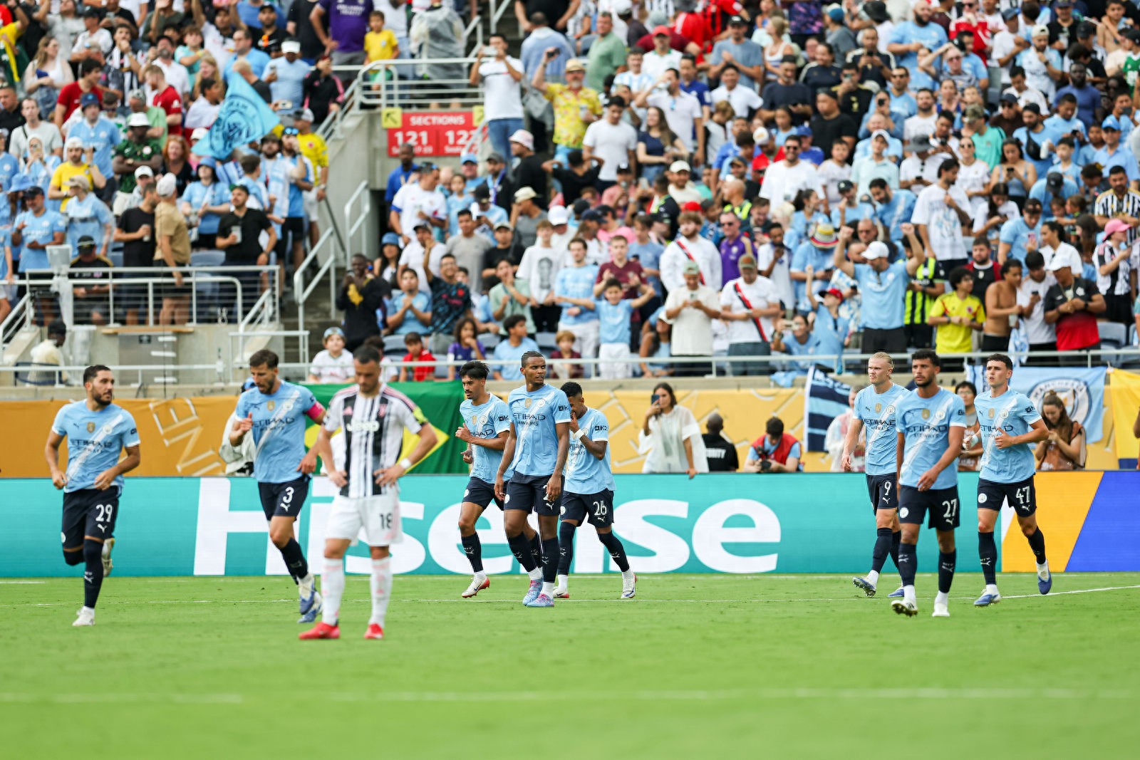 曼城碾压希腊，马丁内利点燃赛场